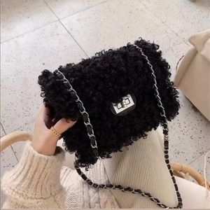 Mini Plush Teddy crossbody fur hand bag-Black

Size: 21x16x11cm